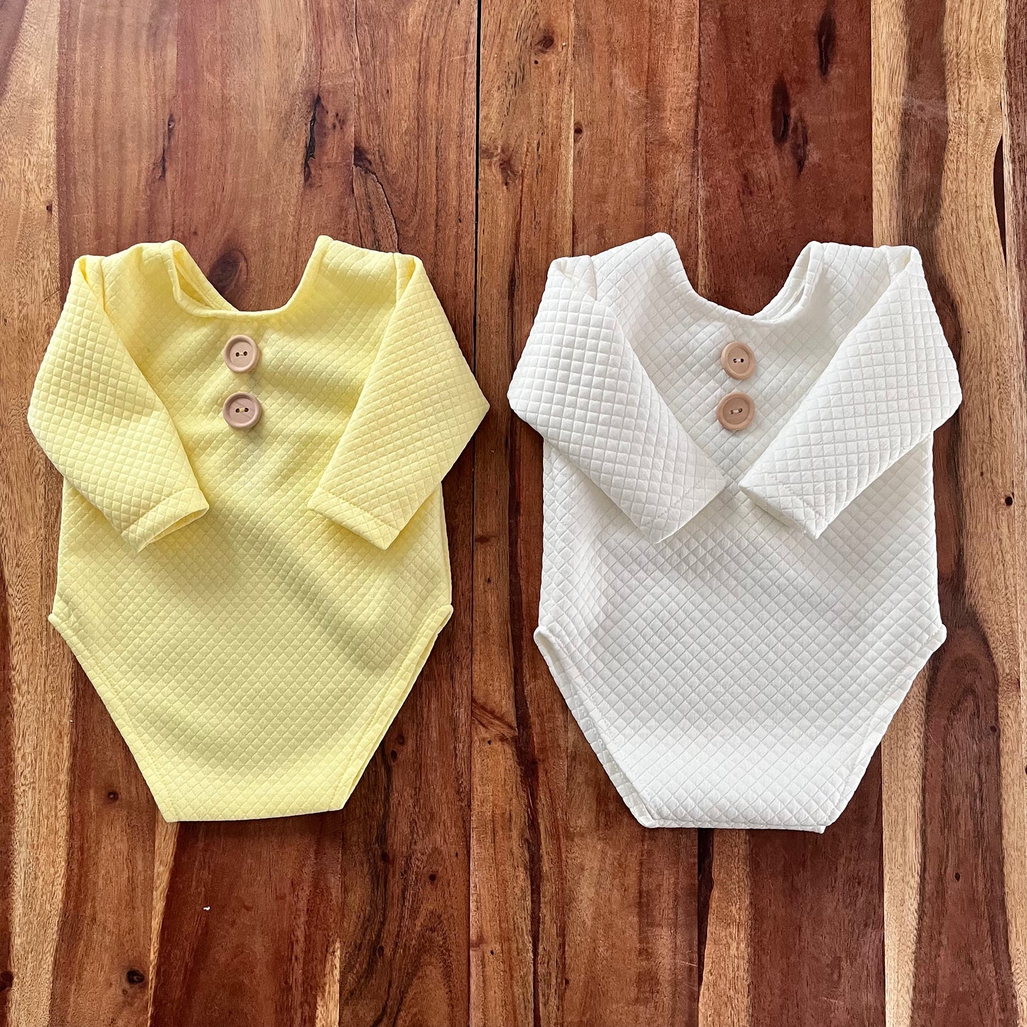 Andress Sitter weiß & gelb Fotografie Requisite