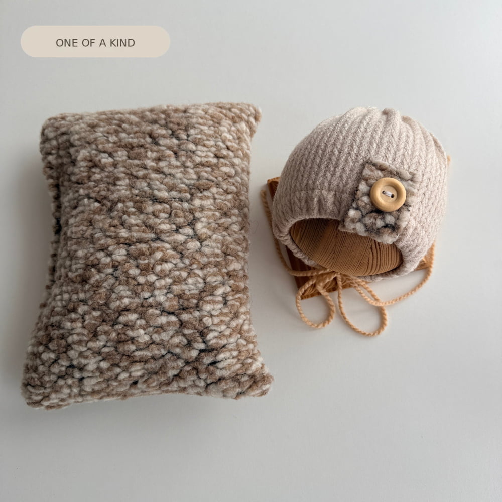 Milkshake Knit Bonnet & Textured Pillow Set – Newborn Photography Props