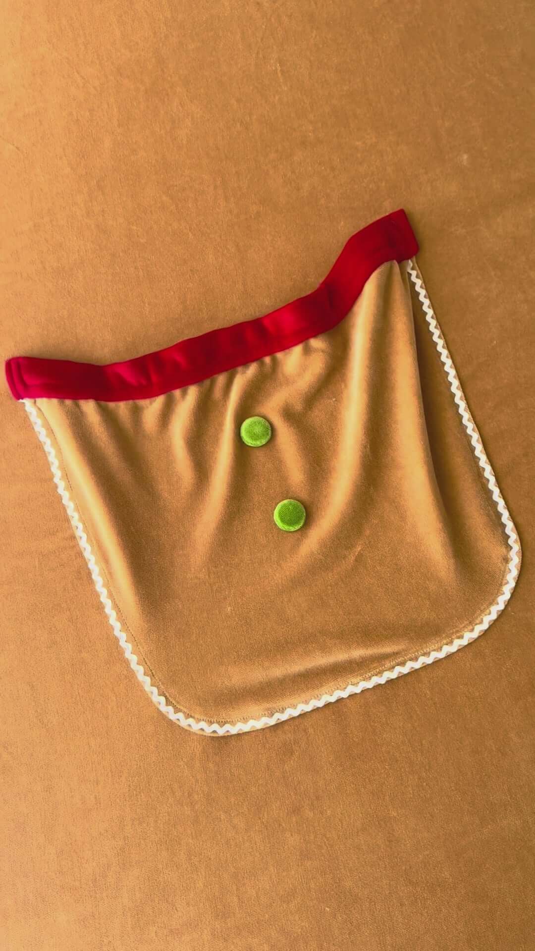 Gingerbread Man Backdrop with a pocket. Newborn photo props. Cozy and whimsical setting for photoshoots.