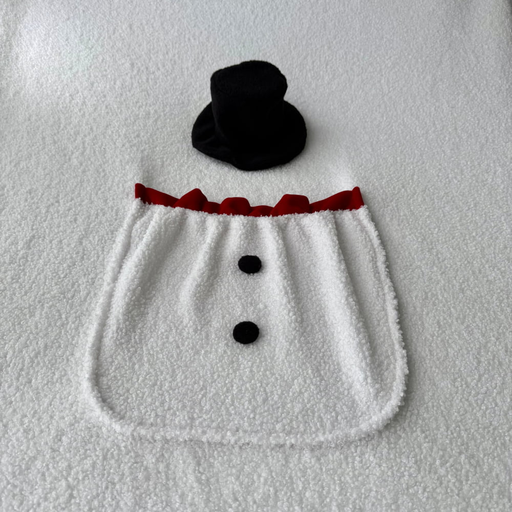 Snowman Backdrop with a pocket and snowman’s hat. Newborn photo props